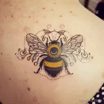 Интимное тату на фото - Small bee tattoo near the pelvic area style raw fad abe e ac efab _1 - 080224 tatufoto.com 361
