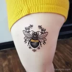 Интимное тату на фото - Small bee tattoo near the pelvic area style raw fad abe e ac efab _1_2 - 080224 tatufoto.com 362