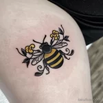 Интимное тату на фото - Small bee tattoo near the pelvic area style raw fad abe e ac efab _1_2_3 - 080224 tatufoto.com 363