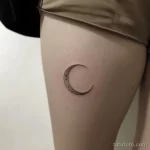 Интимное тату на фото - Small crescent moon tattoo on the inner thigh sty eda e bf edafdad _1 - 080224 tatufoto.com 380