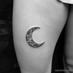 Интимное тату на фото - Small crescent moon tattoo on the inner thigh sty eda e bf edafdad _1_2 - 080224 tatufoto.com 381