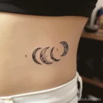 Интимное тату на фото - Small moon phases tattoo near the bikini line sty bedc bbf ea edcdff _1_2_3 - 080224 tatufoto.com 409