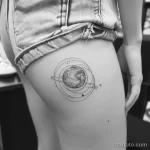 Интимное тату на фото - Small planet tattoo on the hip style raw styliz ebe a ba c fd - 080224 tatufoto.com 414