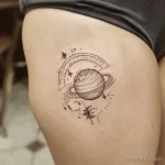 Интимное тату на фото - Small planet tattoo on the hip style raw styliz ebe a ba c fd _1_2 - 080224 tatufoto.com 416