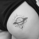 Интимное тату на фото - Small planet tattoo on the hip style raw styliz ebe a ba c fd _1_2_3 - 080224 tatufoto.com 417