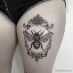 Интимное тату на фото - Stylized bee tattoo on the inner thigh style raw caa fd ba be fcb - 080224 tatufoto.com 442