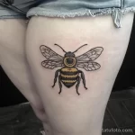 Интимное тату на фото - Stylized bee tattoo on the inner thigh style raw caa fd ba be fcb _1 - 080224 tatufoto.com 443