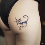 Интимное тату на фото - Stylized cat tattoo on the hip style raw styliz afdb bac a ad cbaba - 080224 tatufoto.com 445