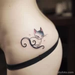 Интимное тату на фото - Stylized cat tattoo on the hip style raw styliz afdb bac a ad cbaba _1_2 - 080224 tatufoto.com 447