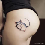 Интимное тату на фото - Stylized cat tattoo on the hip style raw styliz b b aef - 080224 tatufoto.com 449