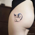 Интимное тату на фото - Stylized cat tattoo on the hip style raw styliz b b aef _1 - 080224 tatufoto.com 450