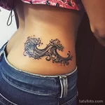 Интимное тату на фото - Stylized wave tattoo near the bikini line style r cbcdc db cc ae bcbb - 080224 tatufoto.com 473