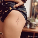Интимное тату на фото - Tiny lightning bolt tattoo on the side hip style a d a e - 080224 tatufoto.com 500