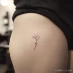 Интимное тату на фото - Tiny lightning bolt tattoo on the side hip style a d a e _1 - 080224 tatufoto.com 501