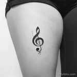 Интимное тату на фото - Tiny music clef tattoo near the pelvic area style d e bb a cc - 080224 tatufoto.com 509