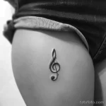 Интимное тату на фото - Tiny music clef tattoo near the pelvic area style d e bb a cc _1 - 080224 tatufoto.com 510