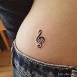 Интимное тату на фото - Tiny music clef tattoo near the pelvic area style d e bb a cc _1_2 - 080224 tatufoto.com 511