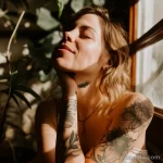 Интимное тату на фото - Woman in a moment of self appreciation with her tatt daf b be cca _1 - 080224 tatufoto.com 576