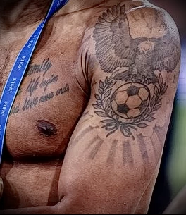 Необычная татуировка футболиста Манчестер Сити - Аканджи вызывает ажиотаж и споры - фото для tatufoto.com 21022024 2