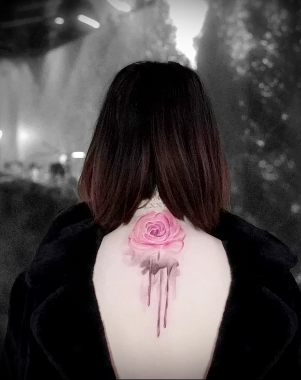 Селена Гомес сделала новую татуировку на спине в виде большой розы - фото для tatufoto.com 28022024 2