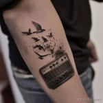 Татуировка про радио - Realistic tattoo idea portraying a persons arm with acdcac eee f b edbdaa _1 - 130224 tatufoto.com 155