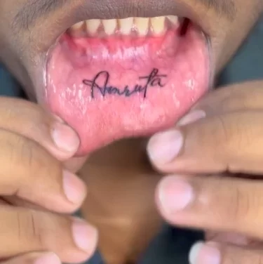 Татуировка с именем любимой на внутренней стороне губы парня вызвала ажиотаж и споры в сети