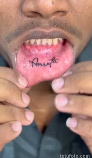 Татуировка с именем любимой на внутренней стороне губы парня вызвала ажиотаж и споры в сети