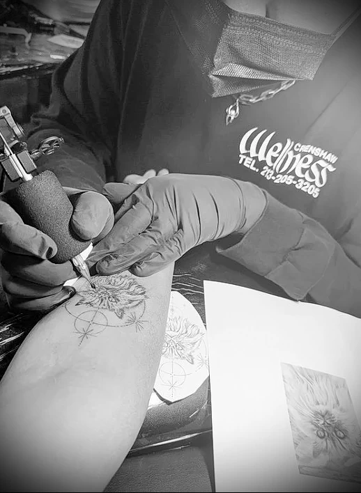 Кейт Бекинсейл показала новую татуировку во время нахождения в больнице в годовщину смерти отца - фото для tatufoto.com 25.03.2024 5