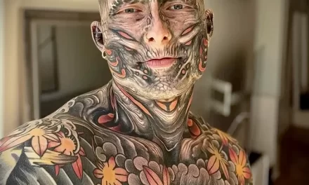 Мужчина, у которого татуировки на 95% тела показал, как выглядел до того, как начал делать татуировки