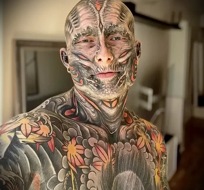 Мужчина, у которого татуировки на 95% тела показал, как выглядел до того, как начал делать татуировки