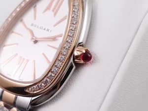 Крупный план женских часов Bvlgari с золотой оправой и бриллиантами, демонстрирующий изысканный дизайн и мастерство исполнения.