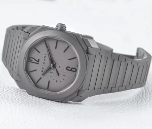 Фото часов Bvlgari на запястье. Идеально для поиска информации о часах и аксессуарах. Подробный вид часов с серым циферблатом и браслетом.