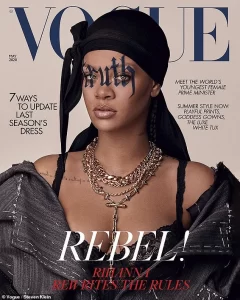 Фото татуировки на лице Рианны на обложке журнала Vogue. Надпись 'Ruth' готическим шрифтом.