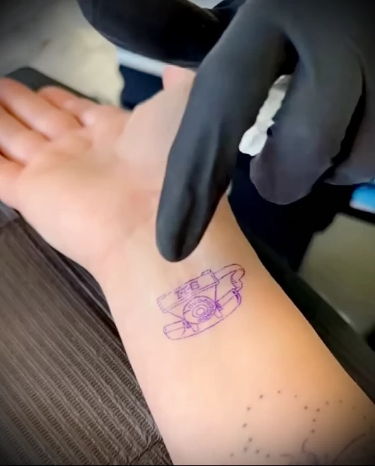 Дженнифер Лав Хьюитт делает татуировку в честь сериала 9-1-1 - фото для tatufoto.com 2