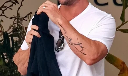 Крис Хемсворт показывает новую татуировку в Сиднее