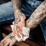Что делать, если татуировка начинает шелушиться – полезные советы и рекомендации