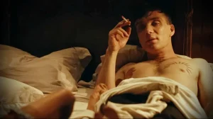 Фото татуировки с изображением Тома Шелби, главного героя сериала 'Peaky Blinders'. Татуировка выполнена в реалистичном стиле и передает характер персонажа.