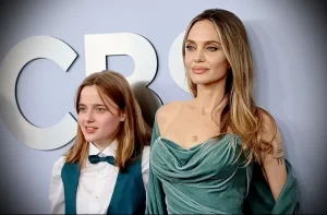 Фотография Анджелины Джоли с сыном на премьере фильма, где видны ее татуировки на плече и руке.