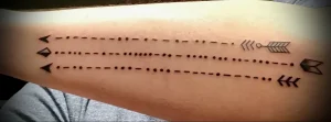 Три параллельные татуировки на руке, выполненные в стиле dotwork, изображающие стрелы, направленные в разные стороны. Минималистичный дизайн.