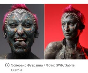 Фотография женщины с экстремальными татуировками, покрывающими ее лицо и тело, демонстрирует уникальный и смелый стиль модификации тела.