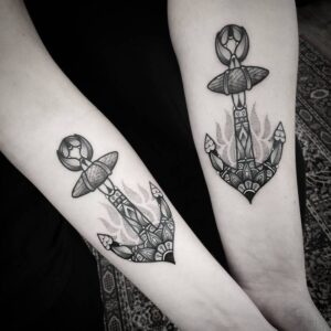 Фото парных татуировок в стиле олд скул: детализированные якоря с узорами и пламенем. Яркий и символичный выбор для близких людей.