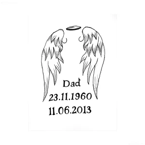 Эскиз татуировки ангельских крыльев с надписью "Dad" и двумя датами, символизирующий память и утрату.