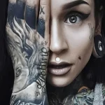 Фотография девушки с выразительным макияжем и множеством черно-серых татуировок на лице, руках и шее. Татуировки выполнены в реалистичном стиле.
