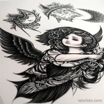 Фото тату: сложная татуировка ангела в стиле blackwork с ornamental элементами. Детализированный и эффектный рисунок татуировки.