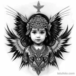 Черно-белый эскиз татуировки с изображением ангела, одетого в одежду, состоящую из сложных орнаментов и узоров. Детализированный рисунок.