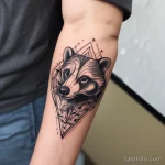 A graphic designer with an artistic badger tattoo on their forearm, combining geometric elements. tatufoto.com 03 10 24 05