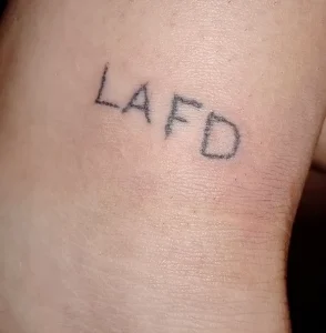 Фото тату: Простая татуировка надписью "LAFD" на запястье. Стиль - минимализм, с использованием тонких линий.