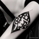 black and white geometric tattoo on a woman’s forearm, close-up, tatufoto.com 298