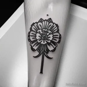 Черно-белая татуировка на предплечье, изображающая цветок в стиле Blackwork с четкими линиями и геометрическими узорами.