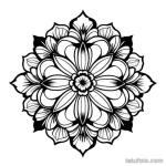 Детальный черно-белый эскиз татуировки в стиле Blackwork, изображающий цветок с множеством лепестков и сложным геометрическим узором.